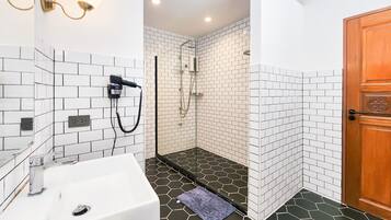 Deluxe Double Room, Private Bathroom | Bilik Mandi | Pancuran mandi, pengering rambut, tuala disediakan, sabun
