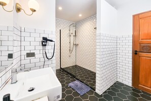 Deluxe Double Room, Private Bathroom | Bathroom - Taladnoi Paint House (Bangkok)