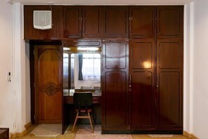 Basic Double Room, Private Bathroom | Free WiFi, bed sheets - Taladnoi Paint House (Bangkok)