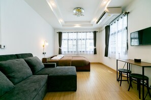 Deluxe Double Room, Private Bathroom | Free WiFi, bed sheets - Taladnoi Paint House (Bangkok)