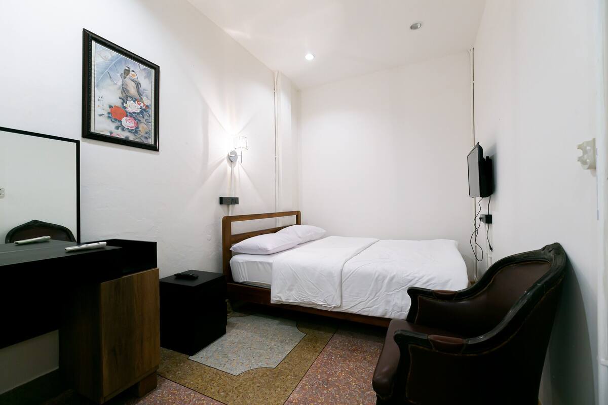 Double Room, No Windows