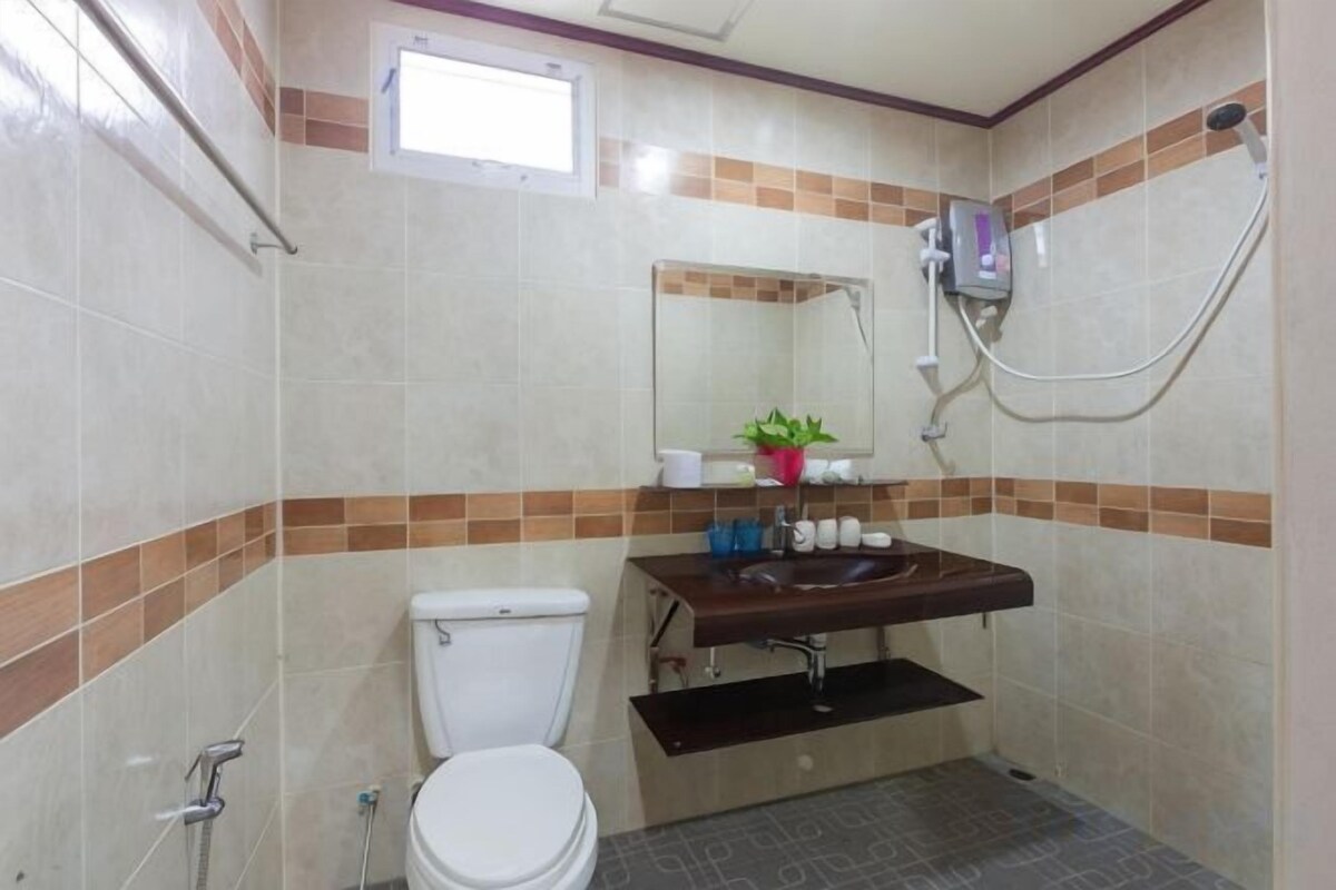 Baño | Regadera, amenidades de baño gratuitas, secadora de cabello, toallas 