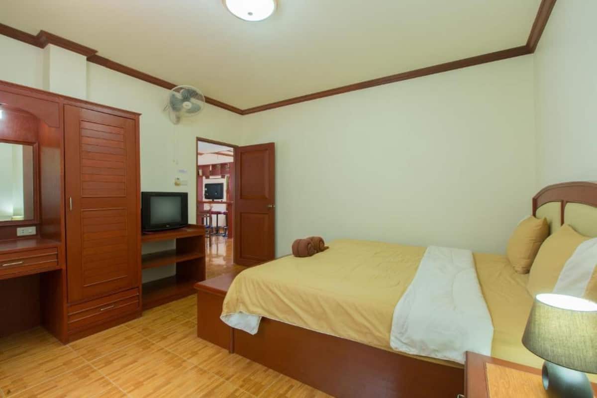 3 habitaciones, caja de seguridad en la habitación y escritorio