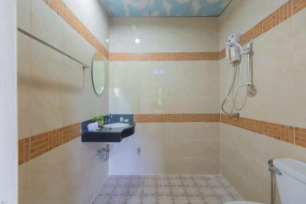 Ducha, artículos de tocador gratuitos, secador de pelo, toallas
