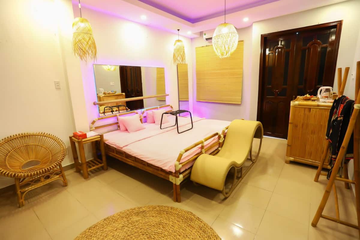 Deluxe Room, 1 King Bed | 1 bedroom, free minibar, desk, free WiFi