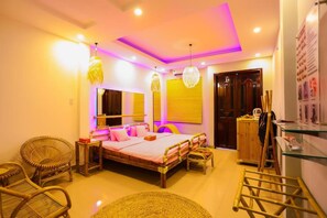 Phòng Deluxe, 1 giường cỡ king | Minibar với thức uống miễn phí, bàn