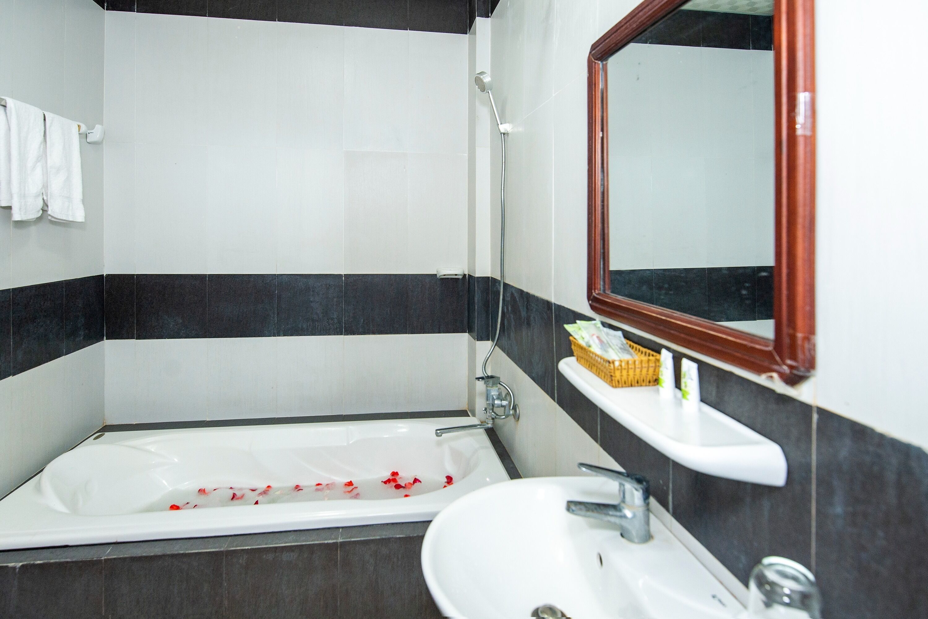 Chambre Quadruple Supérieure, vue jardin | Salle de bain | Chaussons, serviettes fournies, papier toilette
