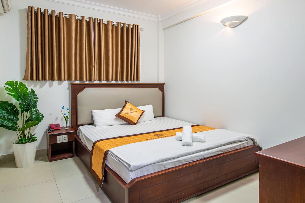Habitación doble superior | Escritorio y ropa de cama