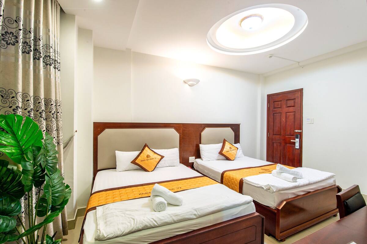 Bàn, bộ trải giường 