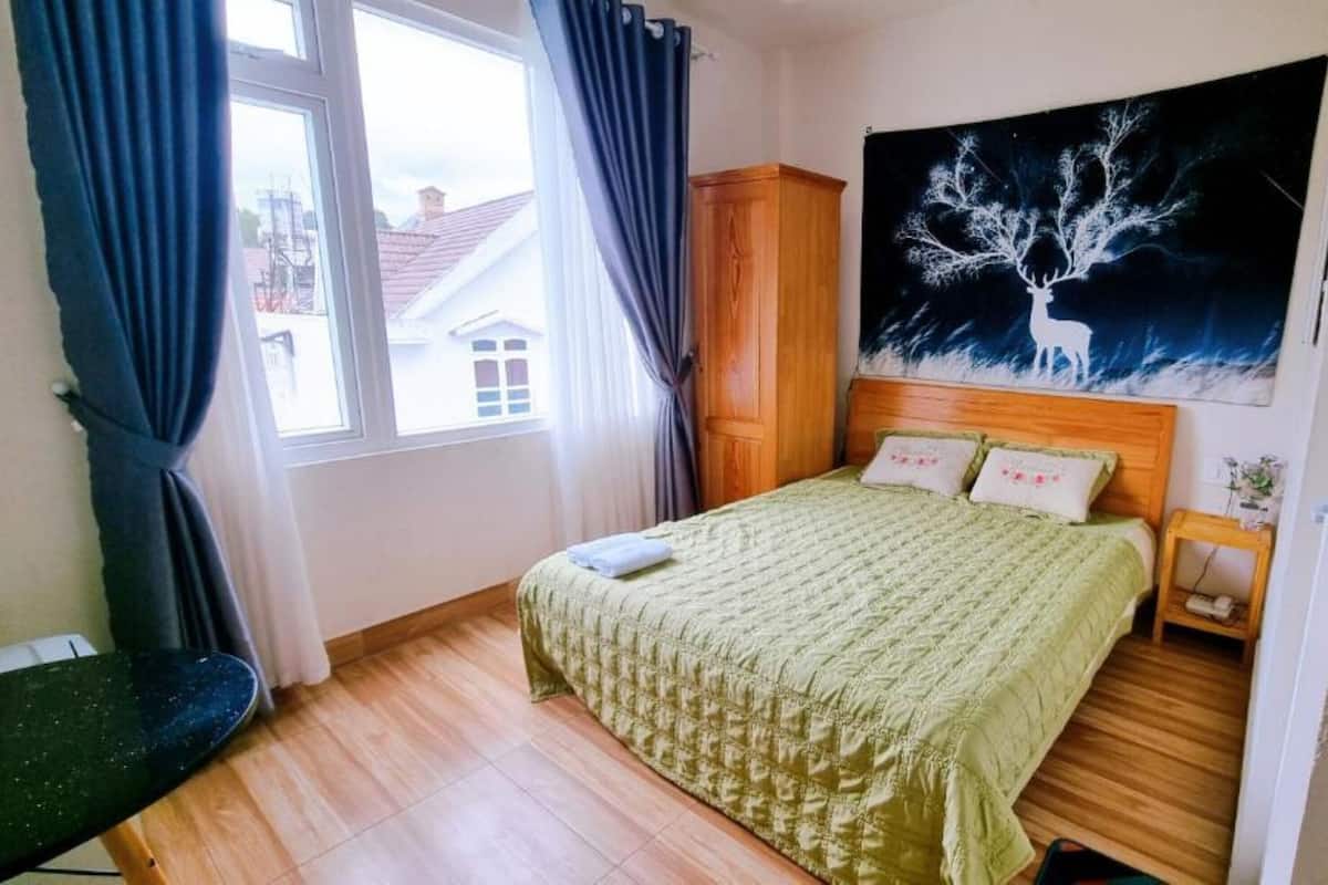 Room, Mountain View | Desk, free WiFi, bed sheets