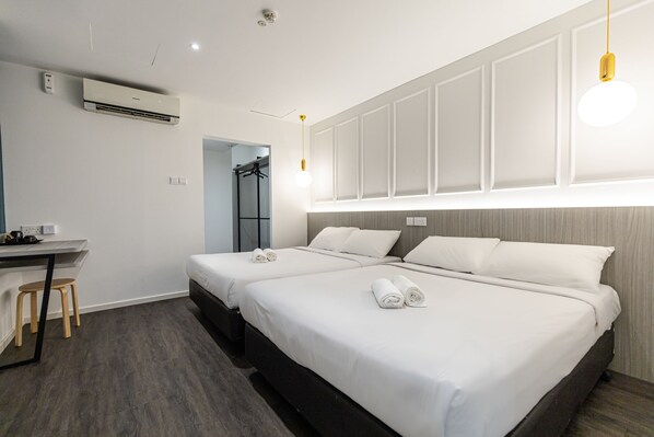 Kamar Quadruple Keluarga | Meja kerja, Wi-Fi gratis, dan seprai linen