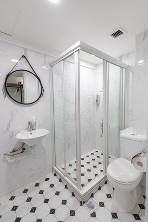 Shower, free toiletries, hair dryer, slippers - Philip Hotel (Singapore)
