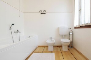 Vila, 3 quartos, vista para o jardim | Banheiro