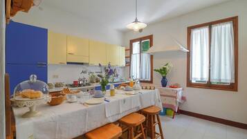 Villa, 3 Bedrooms, Garden View | Dining