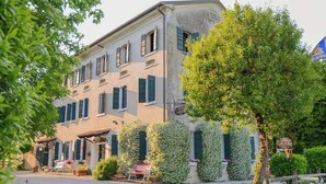 A building with a courtyard, a café, and a sign indicating a restaurant. - Antica "casa Cervade" Pica Venetian Farmhouse, Preserved Original From 1902 (Fontanelle)