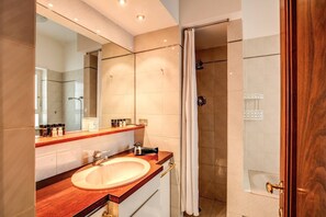 Apartment, 1 Bedroom, Accessible, Smoking | Bathroom | Hair dryer, bidet, soap, shampoo - Sogliano Cozy Apartment (Rome)