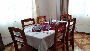 Casa, 6 habitaciones, fumadores, terraza | Restauración