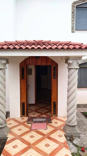 Huis, 6 slaapkamers, roken, terras | Ingang accommodatie