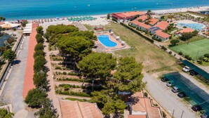 An aerial view of a resort with a swimming pool, beach, and tennis court. - Residence Emmesse Trilocal 3 Rooms (Zambrone)