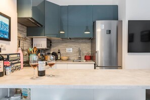 Microondas, parrilla de estufa y cafetera y tetera