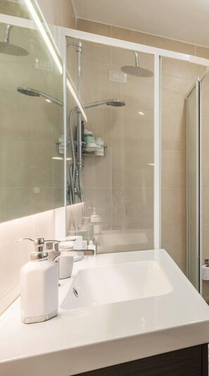 Appartement, 1 slaapkamer, toegankelijk voor mindervaliden | Badkamer | Een bidet, zeep, shampoo