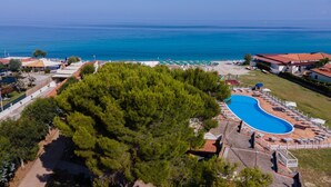 A resort with a swimming pool, beach area, and ocean view. - Residence Emmesse Trilocal Apartment 3 Rooms (Zambrone)