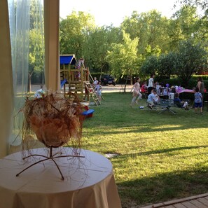 Room, 1 Bedroom, Accessible, Smoking | Dining