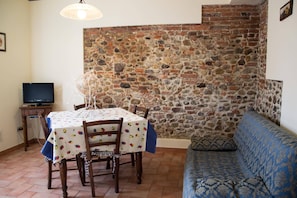 Zimmer, 2 Schlafzimmer, barrierefrei, Raucher | Wohnbereich