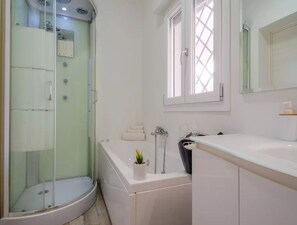 Villa, 2 Schlafzimmer, barrierefrei, Raucher | Dusche im Bad