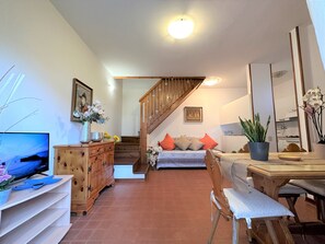 Vila, 2 quartos, varanda, vista para o jardim | Área de estar