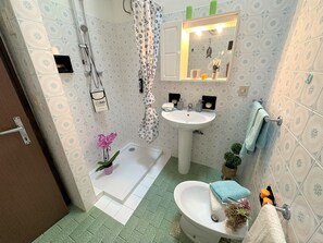 Villa, 2 Schlafzimmer, Terrasse, Gartenblick | Badezimmer