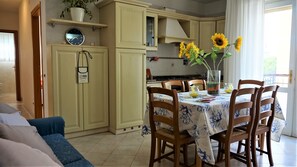 Departamento, 2 habitaciones, balcón | Restaurantes