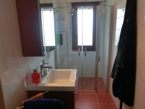 Bathroom - Lovely Renovated Flat With Terrace - Beahost (Lignano Sabbiadoro)