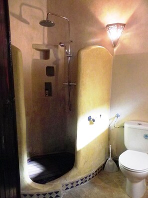 Shared Dormitory, 1 Bedroom, Smoking, Fireplace | Bilik Mandi