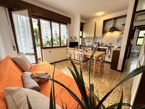 Apartment, 2 Schlafzimmer, Balkon | Wohnzimmer