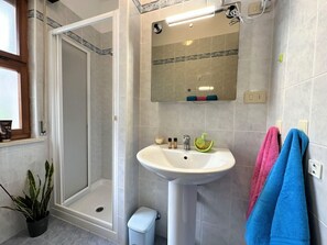 Apartment, 2 Schlafzimmer, Balkon | Badezimmer