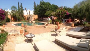 Kamar, 1 kamar tidur, Boleh Merokok, teras | Kolam renang | Kolam renang outdoor, dengan kursi berjemur