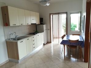 Villa, 2 Bedrooms, Smoking, Balcony | Dining