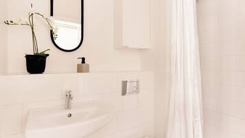 Apartment, 1 Bedroom, City View | Bathroom