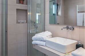 Suite Deluxe | Salle de bain | Douche, douche cascade, articles de toilette (gratuits)