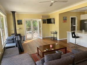 TV, fireplace - Quiet, bush garden on the coast (Anglesea)