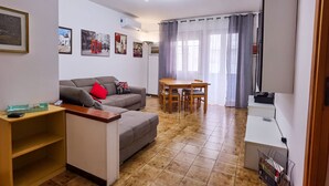 Un soggiorno con divano, tavolino e zona pranzo con tavolo e sedie.