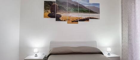 2 soveværelser, skrivebord, strygejern/strygebræt, weekendseng