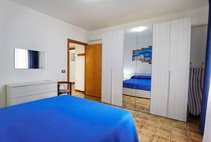 2 soverom, skrivebord, strykejern/-brett og reiseseng for barn