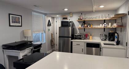 Charming 1 bedroom Wash Park guest suite w/fireplace