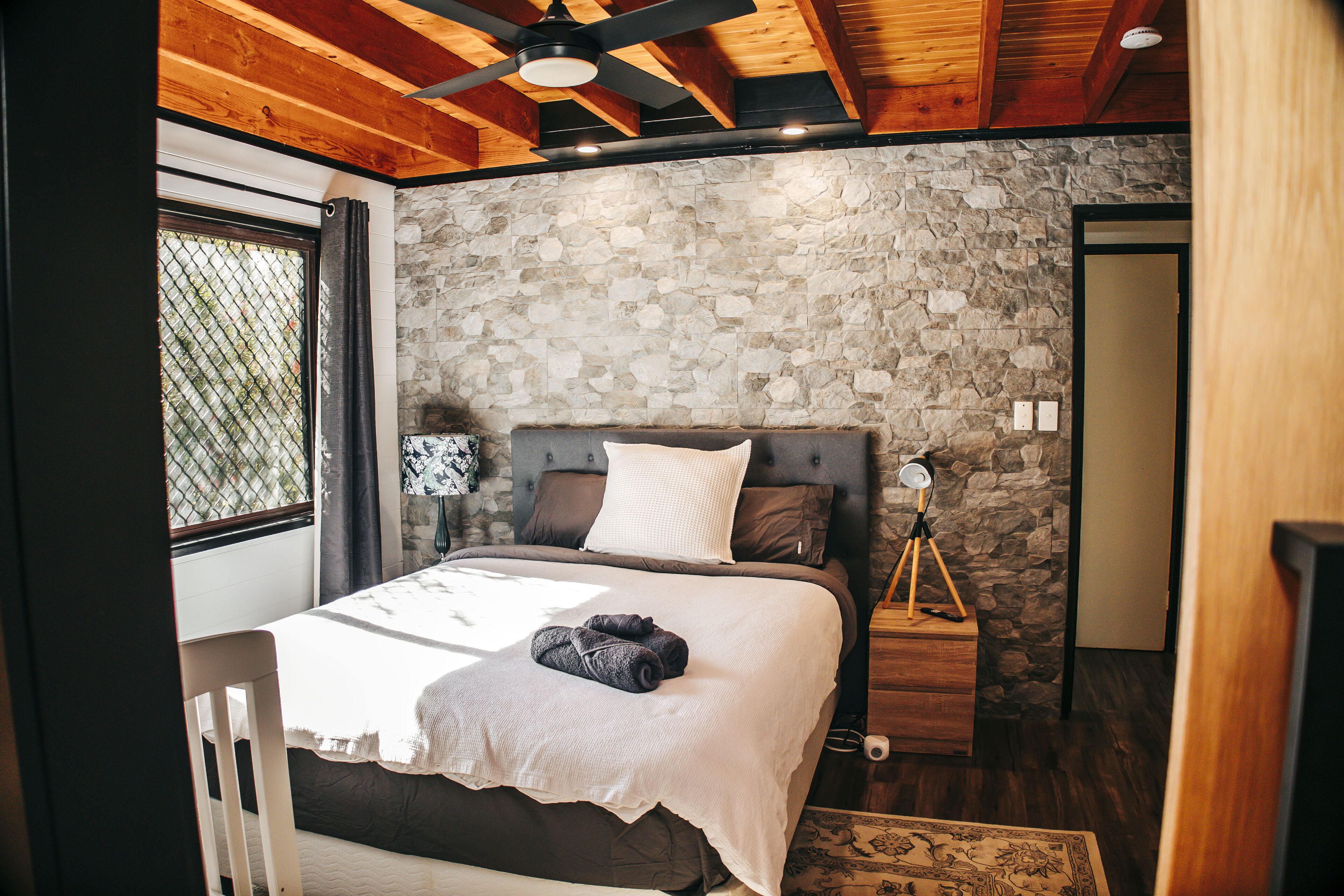 3 habitaciones, escritorio, tabla de planchar con plancha y wifi gratis 