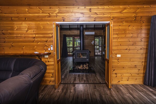 Interior - Gorgeous 3 bedroom raked ceiling cabin (Blackbutt)