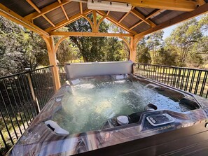 Outdoor spa tub - Gorgeous 3 bedroom raked ceiling cabin (Blackbutt)