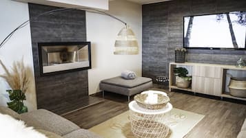 Una Smart TV, una mesa de tenis de mesa