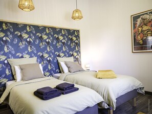 5 chambres, fer et planche à repasser, lit de bébé portatif